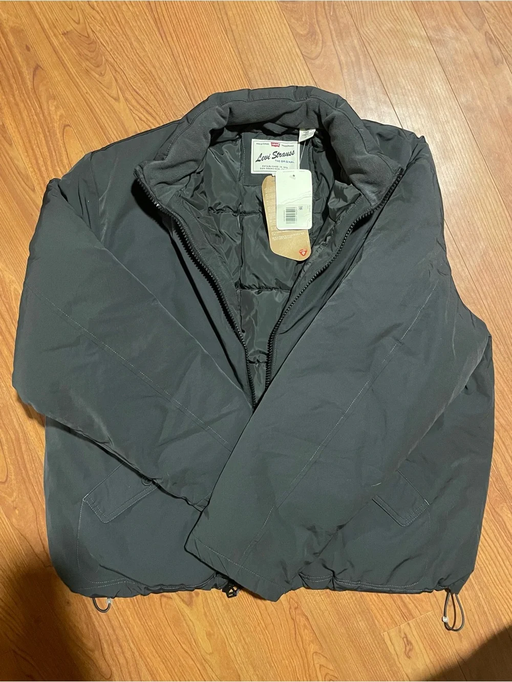 Levi’s Briggs Short Puffer Jacket- black men’s large NEW WITH TAGS